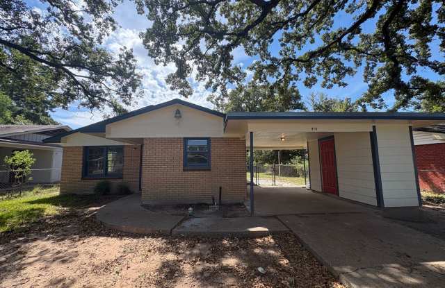 Beautiful 3 bedroom/1 bath home with Central Air and Heat! Gallery 3