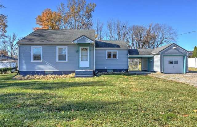 South End 3 Bed / 1 Bath - 1765 South Fairview Avenue, Decatur, IL 62521