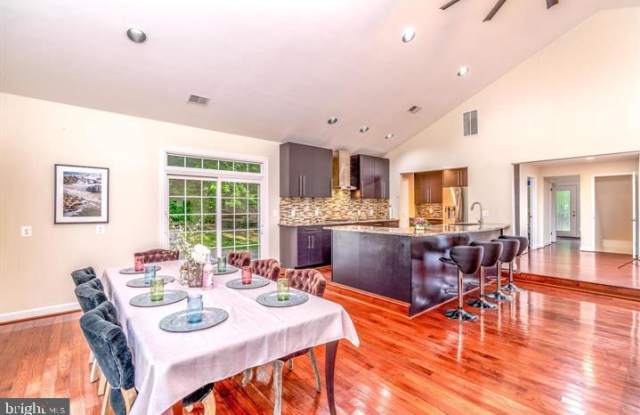 5033 OAKCREST DRIVE Gallery 4