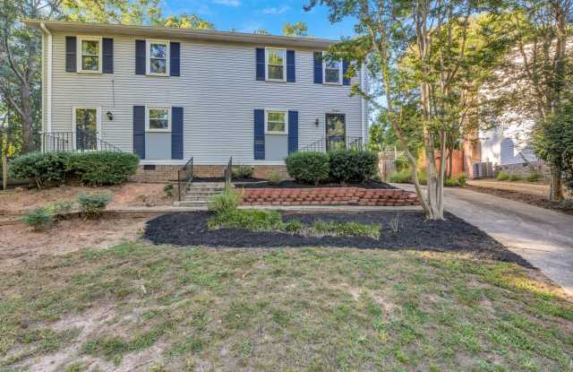 Beautiful 3-Bedroom Townhome in Taylors with Fenced Backyard Gallery 3