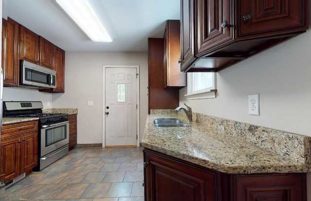 Affordable 4 Bedroom House - Close to U of M Campus! photos photos