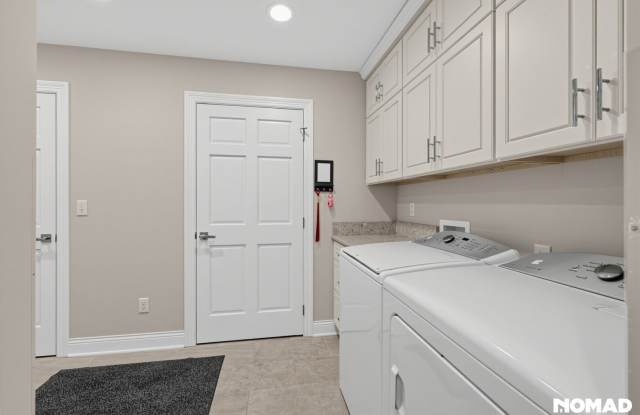 Charming 2BR Townhome in Oak Park Heights Gallery 3