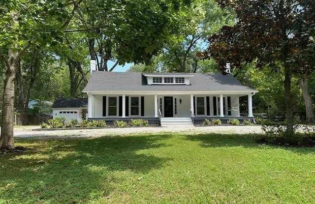 246 N MAIN - 246 North Main Street, Collierville, TN 38017