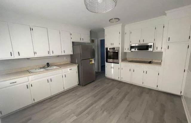 Comfortable & Convenient Living in the Heart of West Columbia Gallery 1