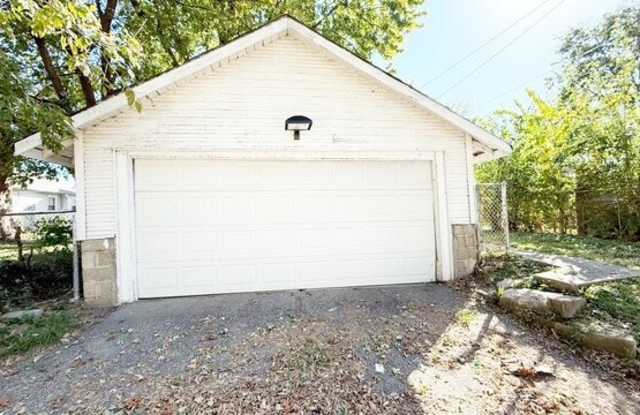 742 North Bradley Avenue Gallery 4