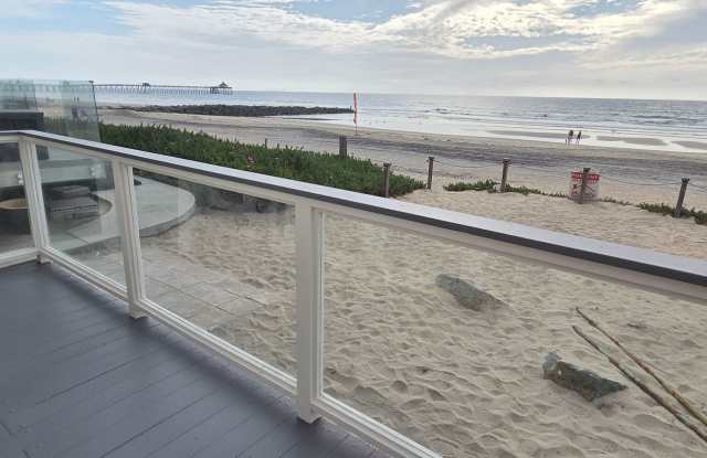 Beachfront 2-Bed, 2.5-Bath House w/2-Car Garage in Imperial Beach Gallery 3