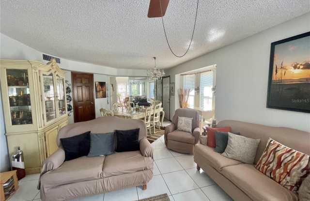 2367 COACH HOUSE Boulevard Gallery 3