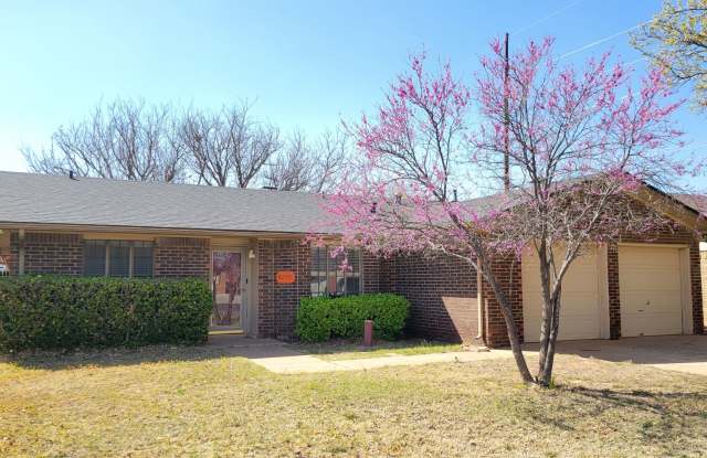 3/2/2 Cozy Brick Home in South Lubbock! Available 8/29 photos photos