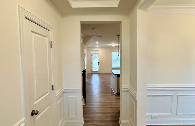 3 Bedroom Townhouse in Lovely Belmont Gallery 4