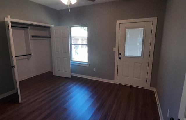 2 BD/1 BA 852 SQFT at 512 N Oak St Searcy $1050.00 a month Gallery 4