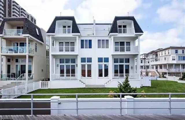 4501 Boardwalk Gallery 1