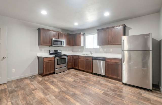 3 Story T/home w 1 car attached garage + great amenities + location!! Gallery 4