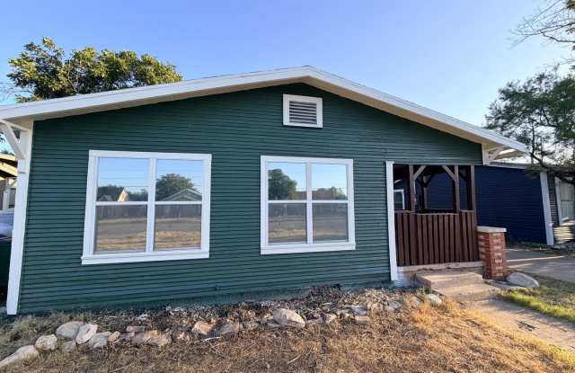 3 Bed • 1 Bath • HUGE Backyard • 500+ Sq. Ft. Garage/Shop! Gallery 1
