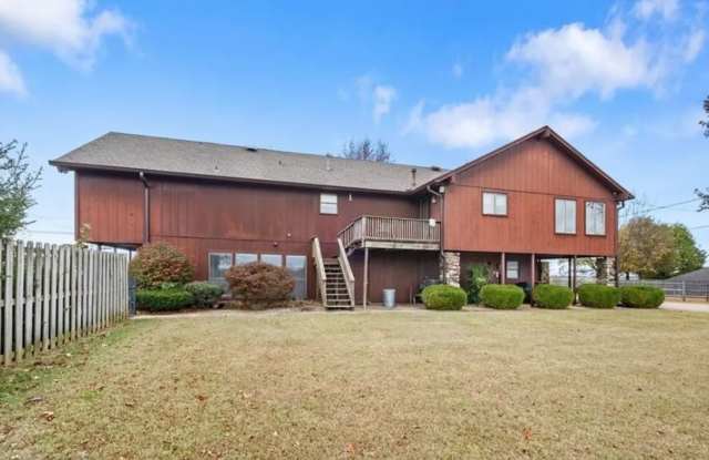 Large home with shop buildings on 10 acres with Lease to Purchase option Gallery 3