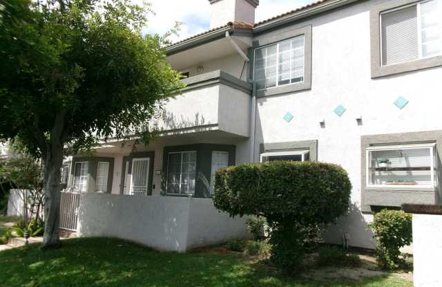 Charming 3-bedroom, 2 1/2-bath townhouse in Paramount - POOL!!! Gallery 1
