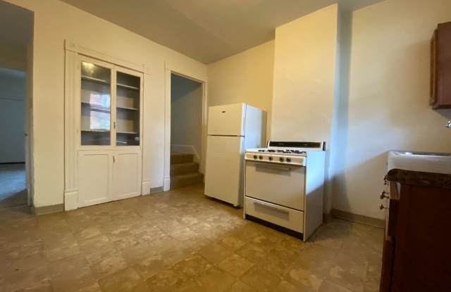 South Oakland 2BR Duplex with Back Yard Space! Call Today to Schedule an Appointment! photos photos