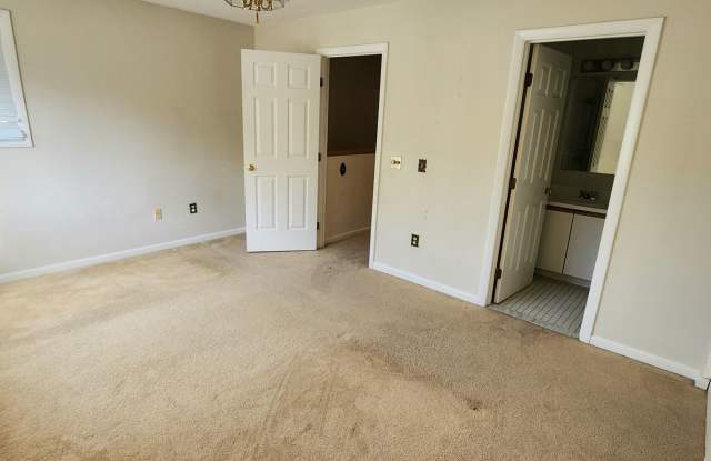 2 Bed, 2.5 Bath, Townhouse in Rolling Oaks Gallery 4