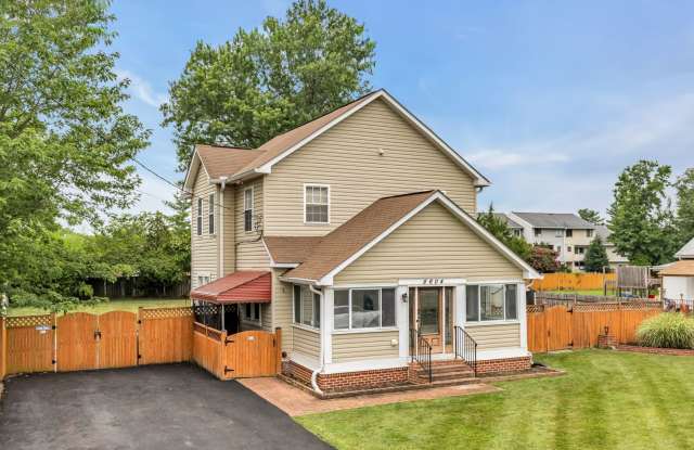 Welcome to Woodlawn Court! Gallery 1