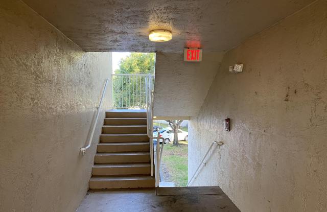 8975 Okeechobee Boulevard Gallery 2