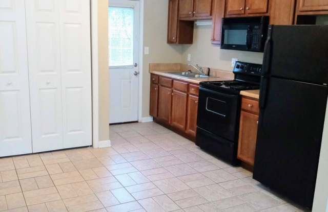 Spacious 3 Bed Townhome!!! Gallery 3