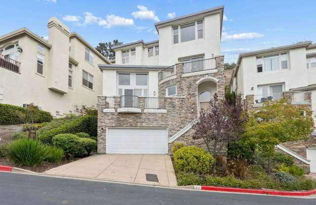 Light-Filled 5-Bedroom Oakland Home with Views & Outdoor Terrace | 672 Via Rialto Gallery 1