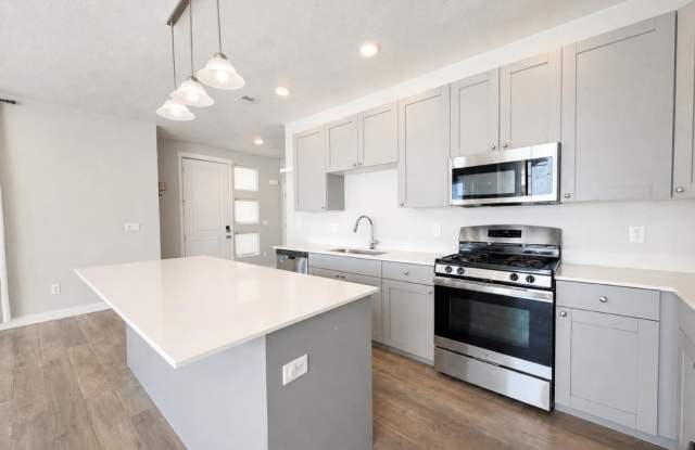 Spacious 3 Bed Townhome in a Convenient Layton Location Gallery 4
