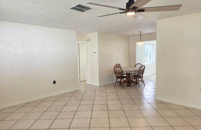 AVAILABLE NOW! FRESHENED UP & READY FOR MOVE-IN! Gallery 4