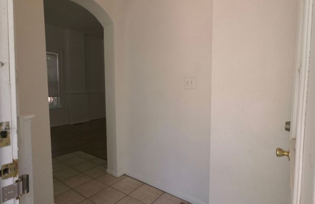 Spacious 4 Bed 2 Bath in Goss/Grove! Gallery 3