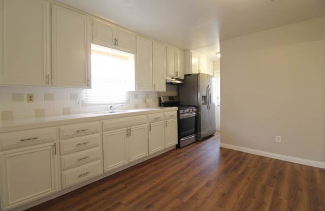 4733 1/2 Idaho St. Gallery 4