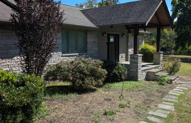 Furnished 3 Bedroom  2.5 Bedrooms Gallery 3