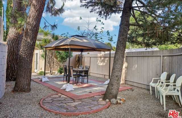6727 1/2 Orion Ave photos photos