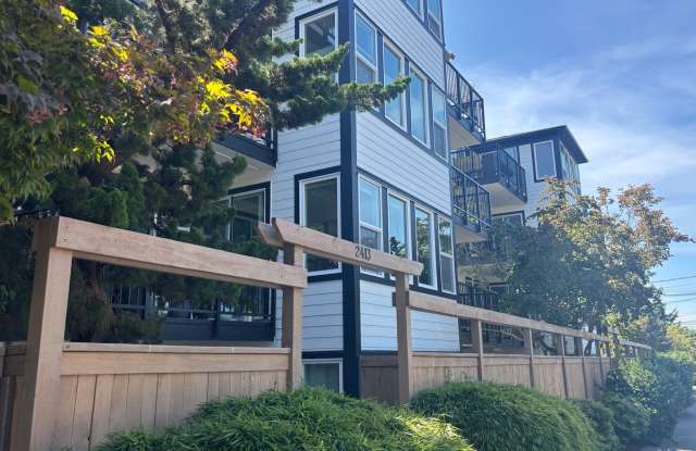 Beautifully Remodeled Ballard Condo | Available 9/18 Gallery 3