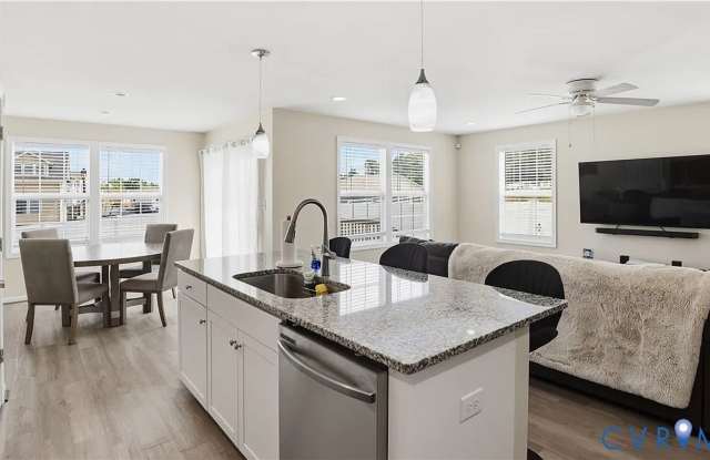 Like-New Living Gallery 4