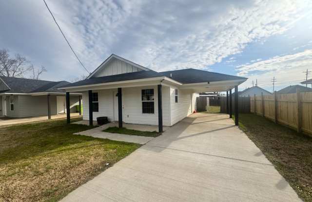 CUTE, CUTE, CUTE.... Don't miss out on this one! - 310 Caddo Avenue, Benton, LA 71006