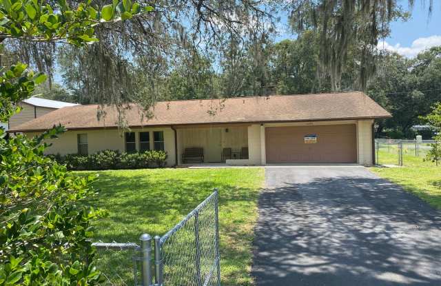 Family and pet friendly ANNUAL LEASE just outside The Villages Gallery 2