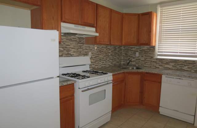 3-Bedroom Brick Rowhome with Hardwood Floors in East Mayfair Gallery 1