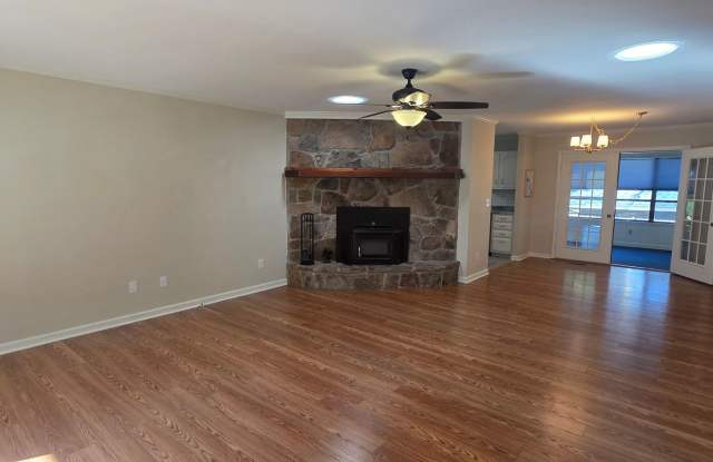Cozy Little Charmer Near Beautiful St. George Lake! *Unfurnished & available for 12 month* Gallery 4