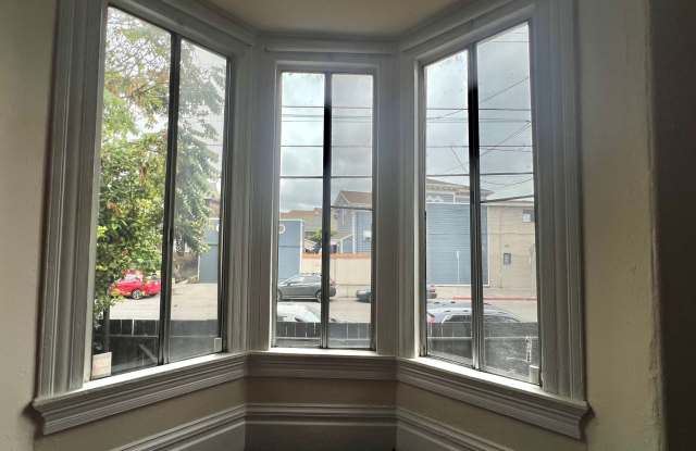 Sweet Charm 4bd 1.5ba Victorian House in West Oakland Gallery 4
