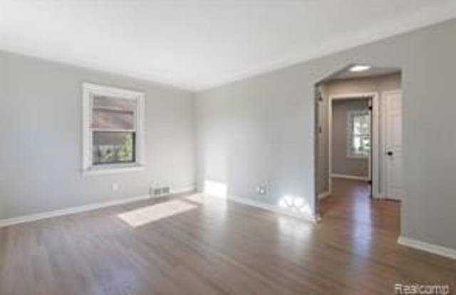 3477 Cummings Avenue Gallery 3