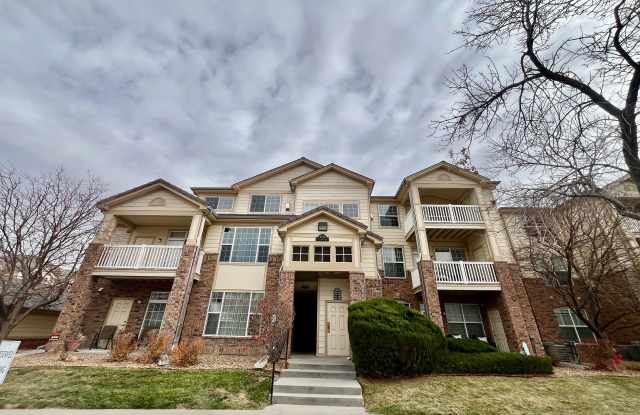 Very nice 2 bed 2 full bath on top floor near DIA! ** MOVE IN SPECIAL ** - 5726 North Genoa Way, Aurora, CO 80019