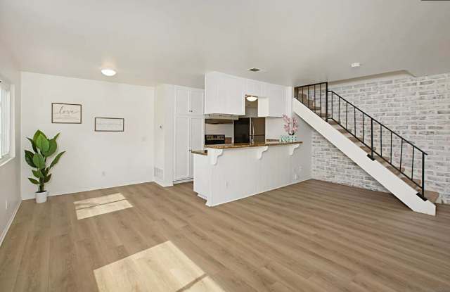 *** BEST KEPT SECRET IN SANTEE **NEW FLOORING IN THIS LIGHT  BRIGHT TOWN HOME!!! PET FRIENDLY!!!***READY NOW *** - 9846 Mission Viejo Court, Santee, CA 92071