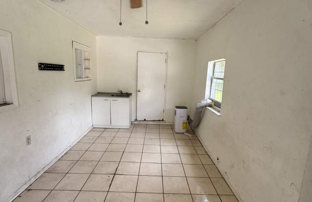 148 Deacon Jones Blvd - Studio photos photos