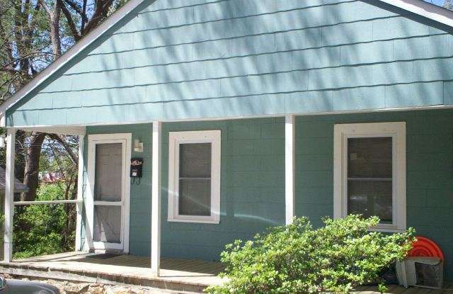 Location! 1br duplex on McCauley St. - 400 1/2 McCauley Street, Chapel Hill, NC 27516