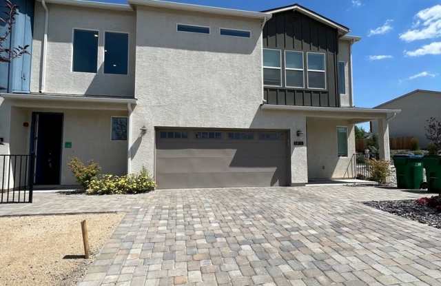 GATED - NO YARD TO MAINTAIN - BUILDERS MODEL - GRANITE - STAINLESS photos photos