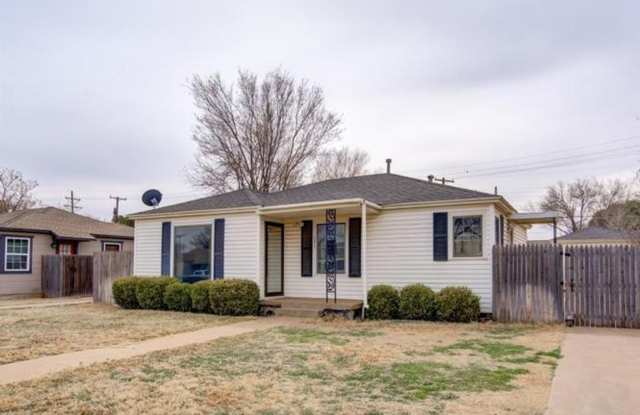 2-Bedroom Home with Garage & Fenced Yard Gallery 3