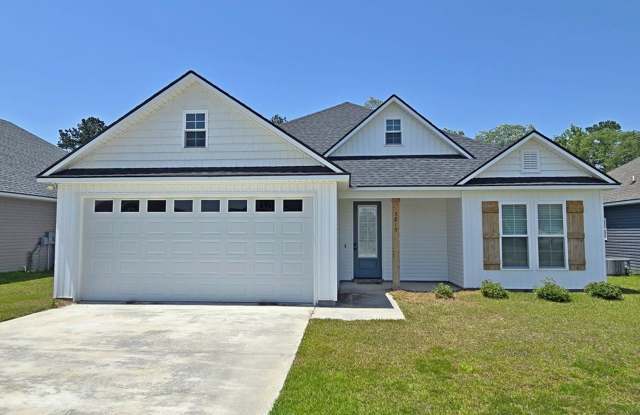 Stylish 4-Bedroom Home with Screened Porch  Fenced Yard in Hahira photos photos