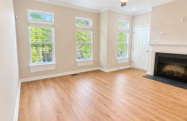 Spacious Suitland Townhome with Garage, Balcony & Primary Suite! Gallery 4