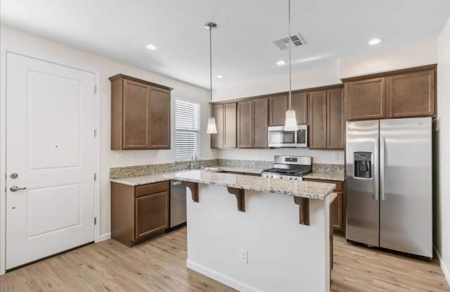 The Rubicon - Large and Luxurious 3 Bedroom, 2.5 bath with Loft and Full 2 Car Garage Gallery 4