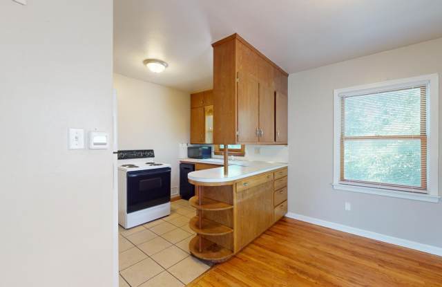 Walk to ISU – 2BD Plus Bonus Room Gallery 4