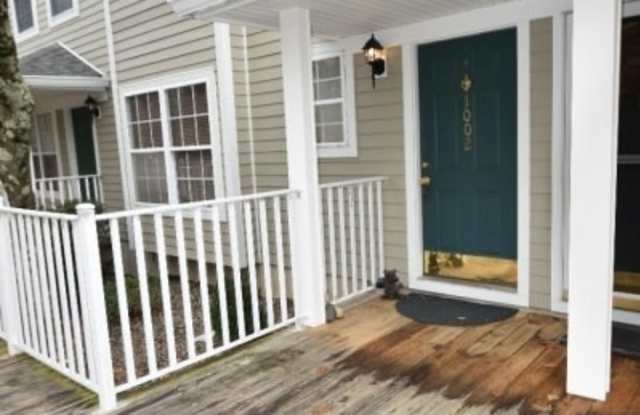 1002 Crown Ct Gallery 2